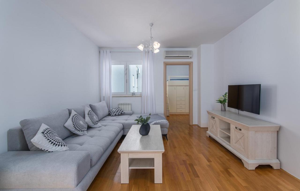 Apartment Melarnian Near The Beach In Umag Exterior photo