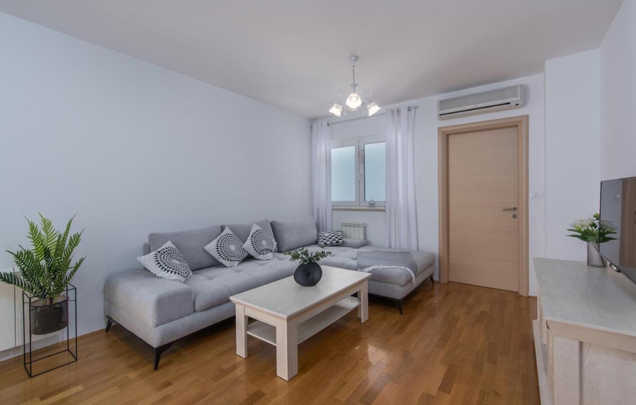 Apartment Melarnian Near The Beach In Umag Exterior photo